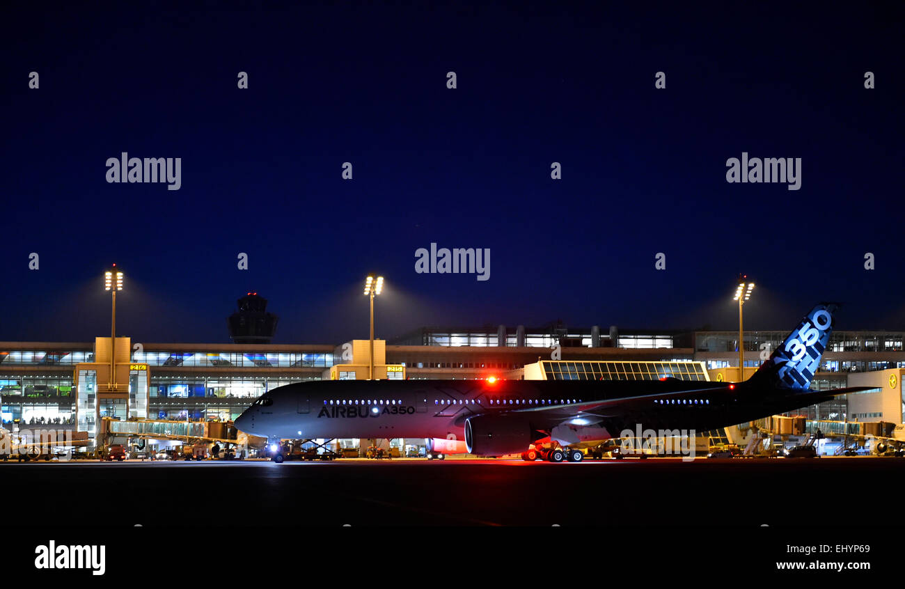 Airbus A 350 900 XWB vor Terminal 2 Nacht, Flughafen München "Franz Josef Strauß", München, Oberbayern Stockfoto