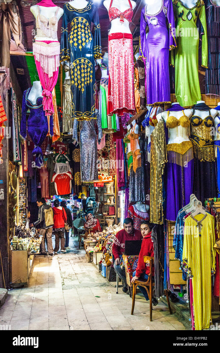 Bunte Kleidung im Souk Khan el-Khalili in Kairo. Stockfoto
