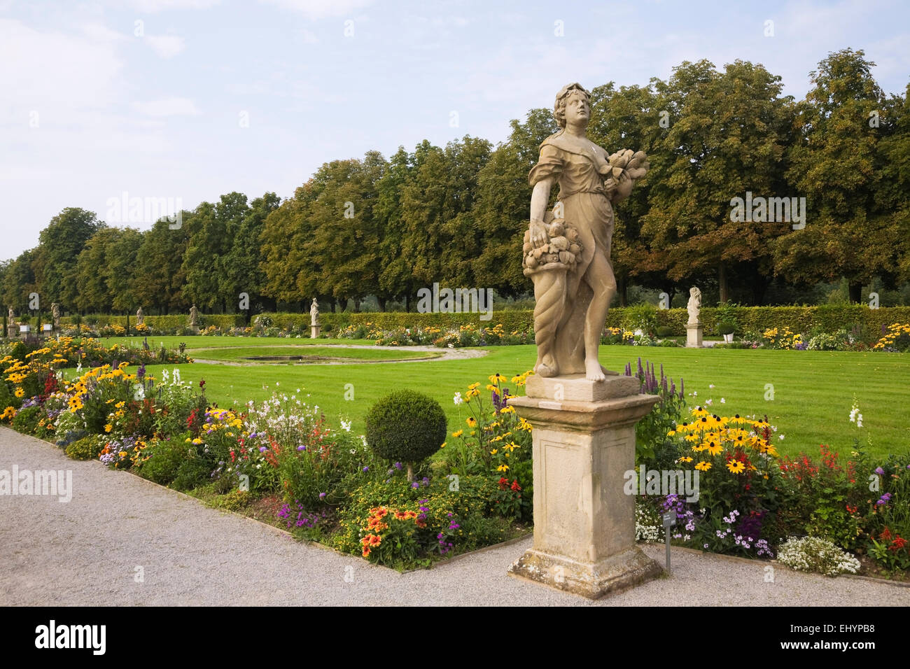 Statue und Grenze mit Blumen und gepflegten Rasen auf dem Gelände von Schloss Weikersheim Schlosspark im Spätsommer Stockfoto