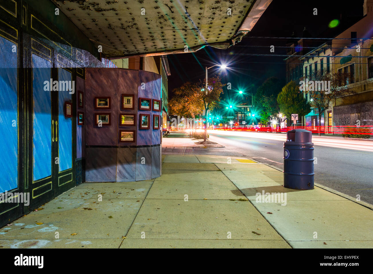 Leichte Wanderwege und das alte Kino in Hannover, Pennsylvania in der Nacht. Stockfoto