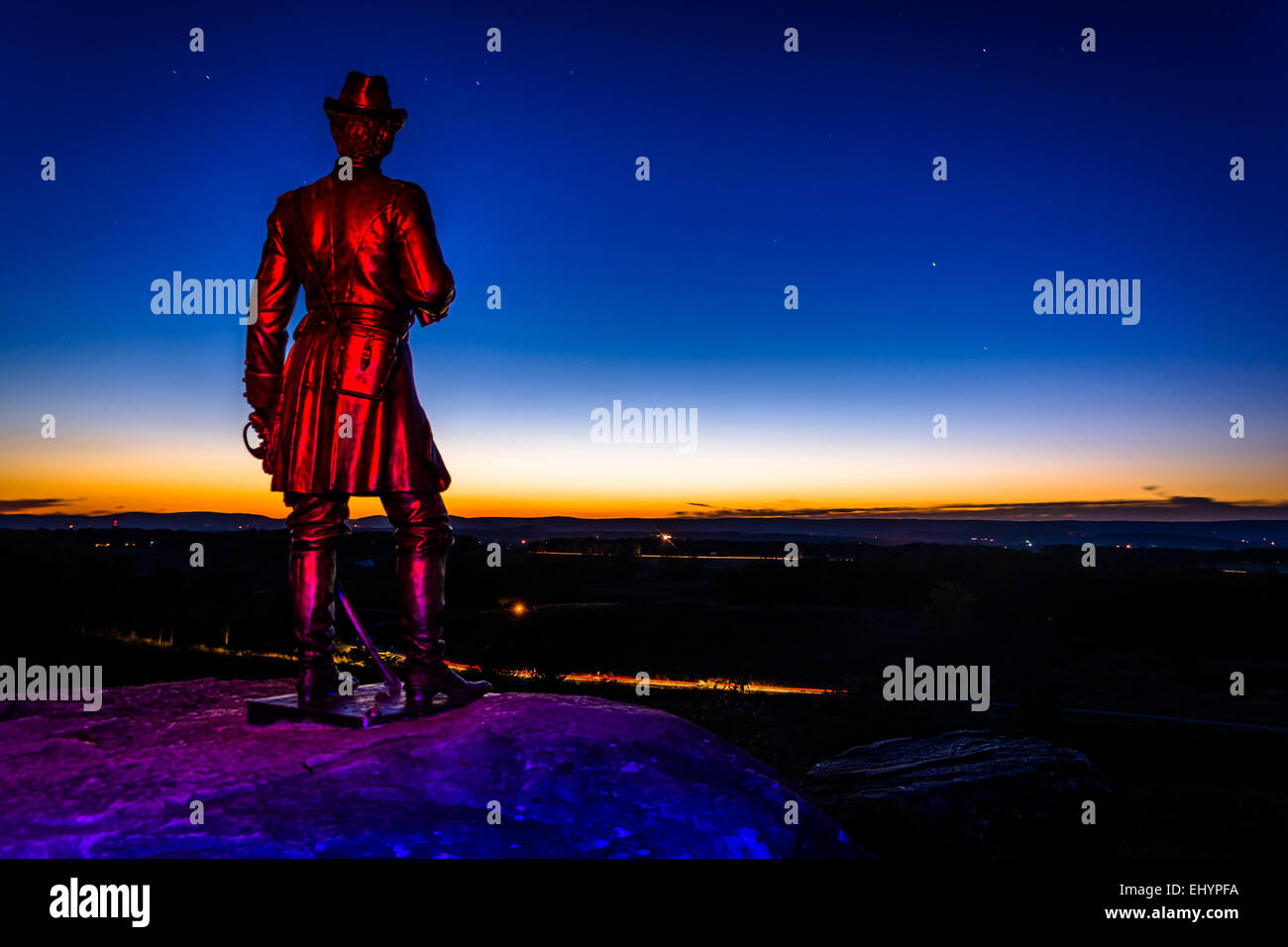 Licht-bemalte Statue in der Nacht am Little Round Top in Gettysburg, Pennsylvania. Stockfoto