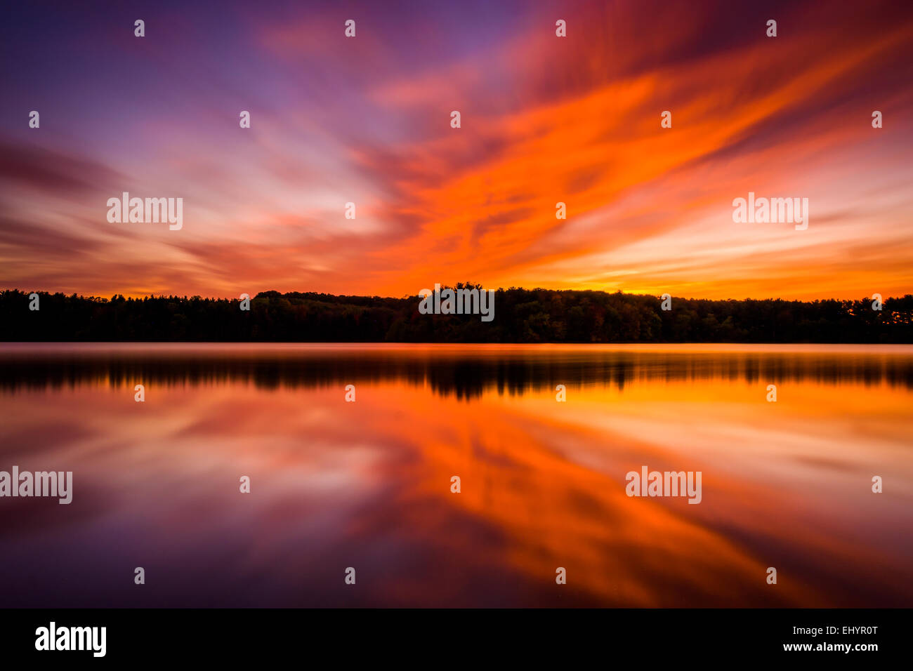 Langzeitbelichtung bei Sonnenuntergang, am langen Arm-Stausee in der Nähe von Hannover, Pennsylvania. Stockfoto