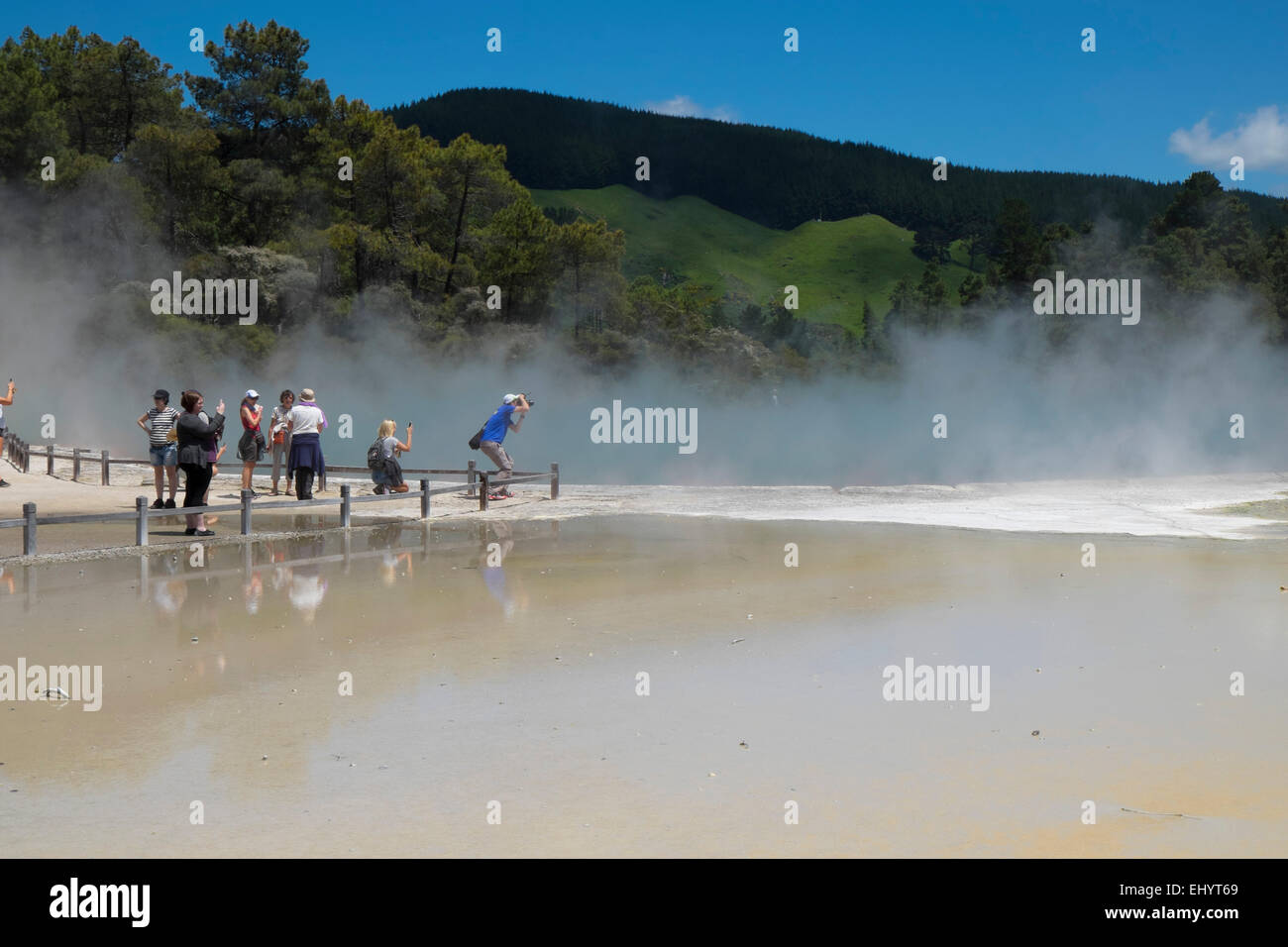 Touristen in Champagne Pool im Wai O Tapu, Nordinsel, Neuseeland Stockfoto