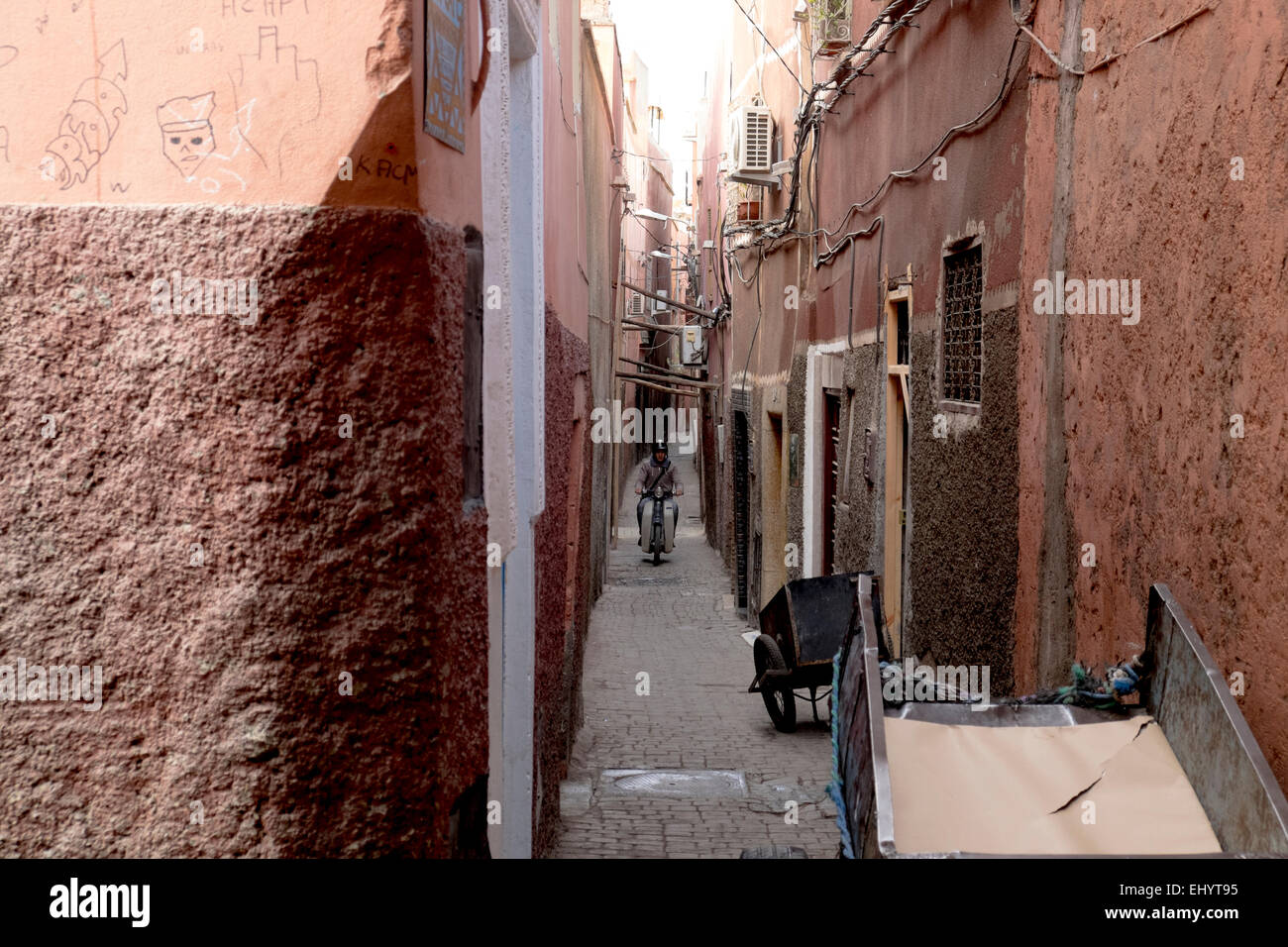 Mann Reiten Scooter in der Gasse, Medina, Altstadt, Marrakesch, Marokko, Nordafrika Stockfoto