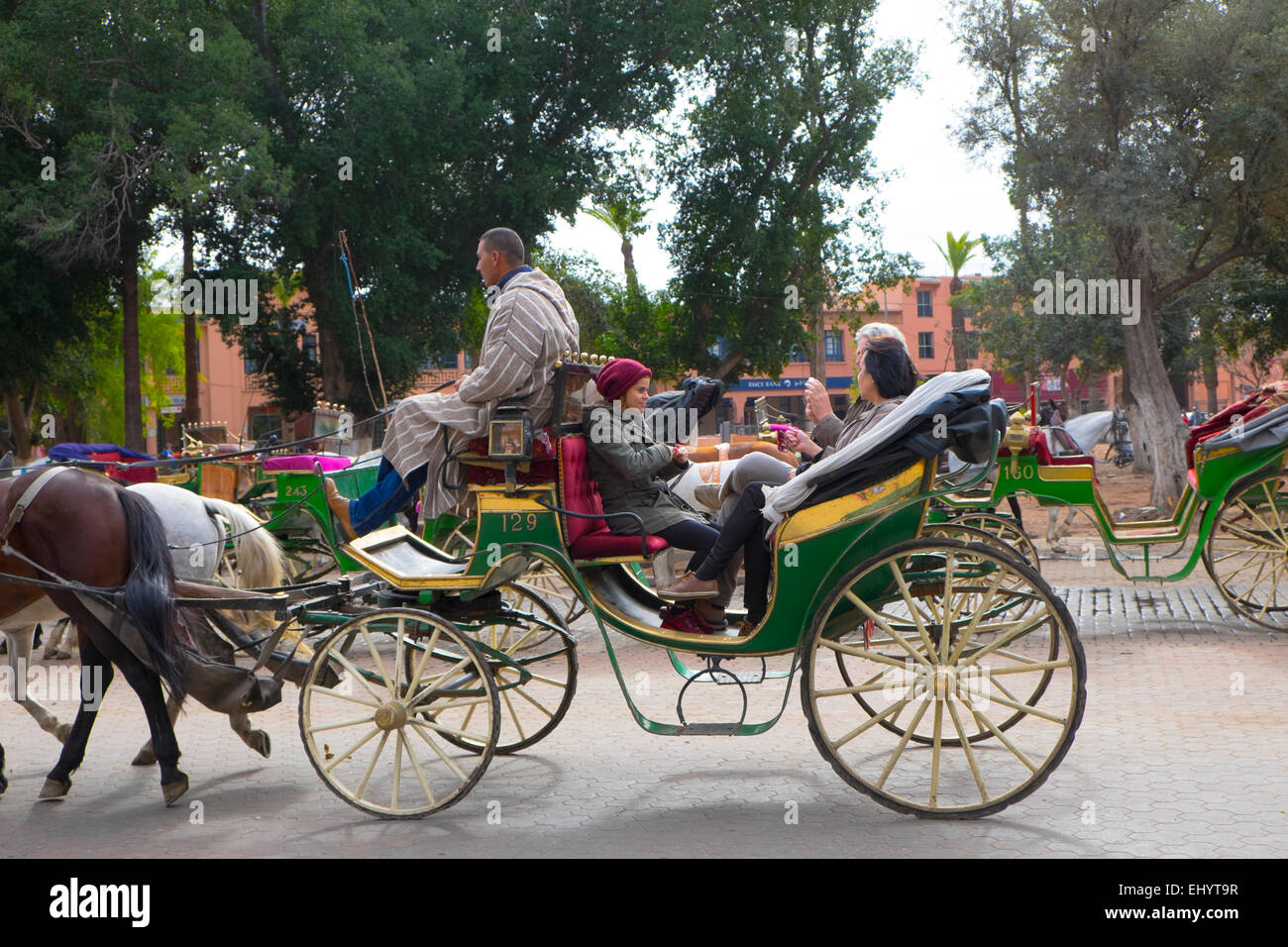 Pferd gezeichneten Wagen mit Touristen, Medina, alte Stadt, Marrakesch, Marokko, Nordafrika Stockfoto