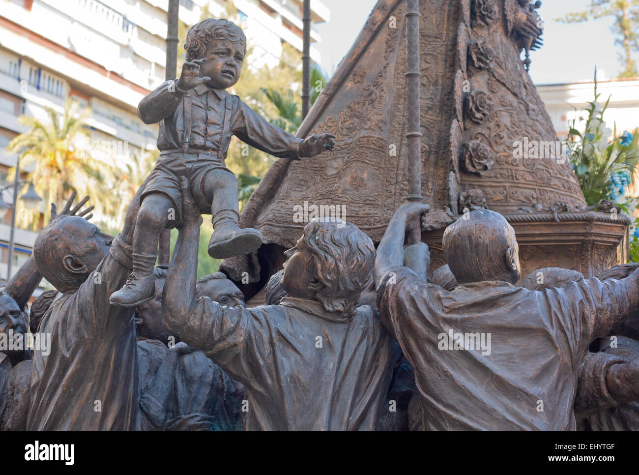 Skulptur set herumtragen der Jungfrau von El Rocio, Huelva, Spanien. Das Bild der Jungfrau Maria von den Gläubigen herum getragen. Stockfoto