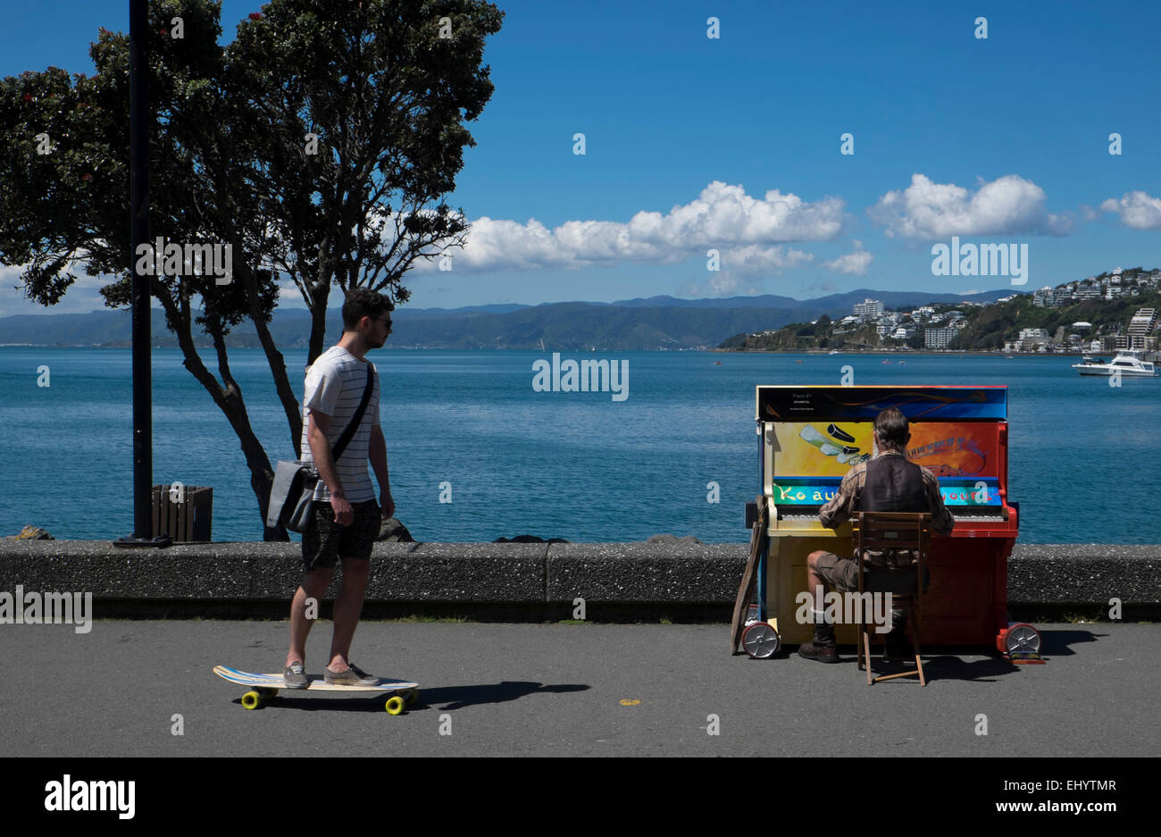 Skateboarder und Klavier Spieler, Lambton Harbour, Wellington, Nordinsel, Neuseeland Stockfoto