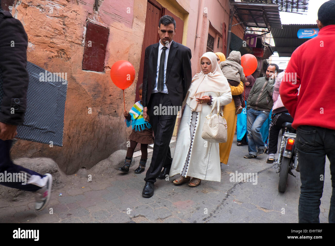 Familie mit Kind und Ballon, Medina, alte Stadt, Marrakesch, Marokko, Nordafrika Stockfoto