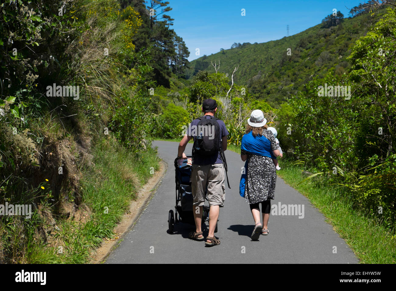 Familie gehen in Zealandia botanische Gärten, Wellington, Nordinsel, Neuseeland Stockfoto