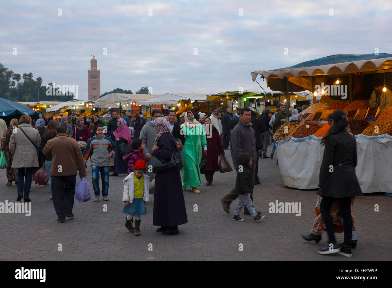 Shopper und Food Stände, Djemaa el-Fna-Platz, Medina, Altstadt, Marrakesch, Marokko, Nordafrika Stockfoto