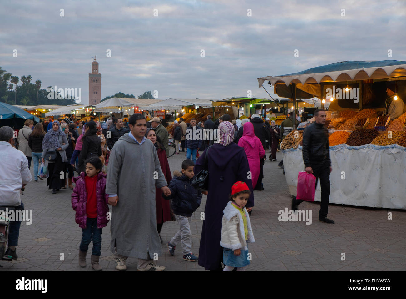 Shopper und Food Stände, Djemaa el-Fna-Platz, Medina, Altstadt, Marrakesch, Marokko, Nordafrika Stockfoto