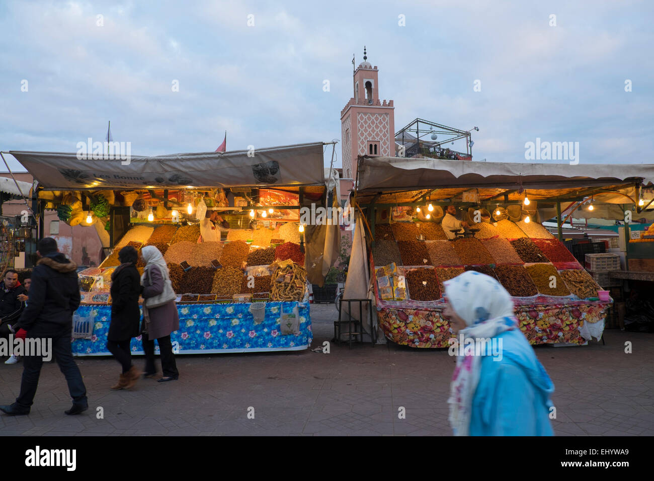 Shopper und Food Stände, Djemaa el-Fna-Platz, Medina, Altstadt, Marrakesch, Marokko, Nordafrika Stockfoto