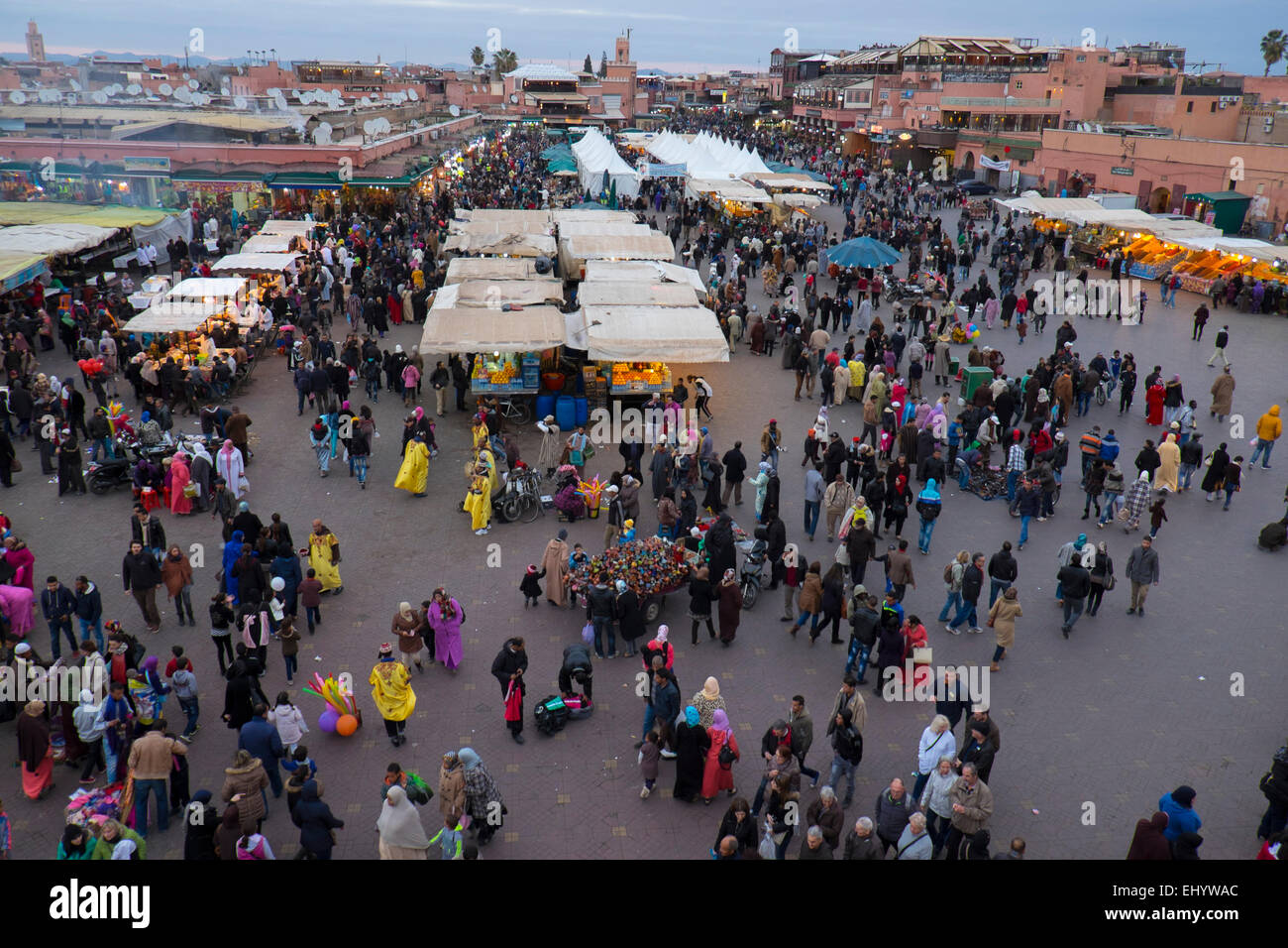 Essensstände, Djemaa el-Fna-Platz, Medina, Altstadt, Marrakesch, Marokko, Nordafrika Stockfoto