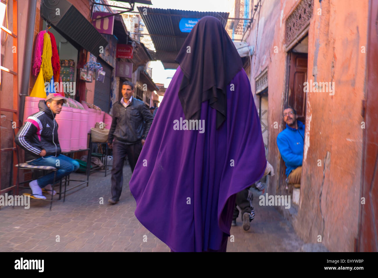 Frau trägt den Hijab, Medina, alte Stadt, Marrakesch, Marokko, Nordafrika Stockfoto