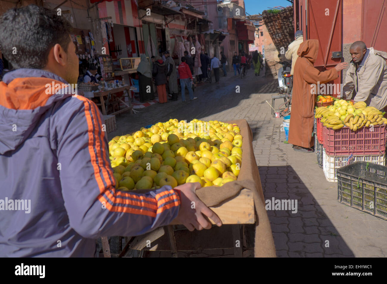 Junge schieben Casrt mit Zitronen, Medina, alte Stadt, Marrakesch, Marokko, Nordafrika Stockfoto
