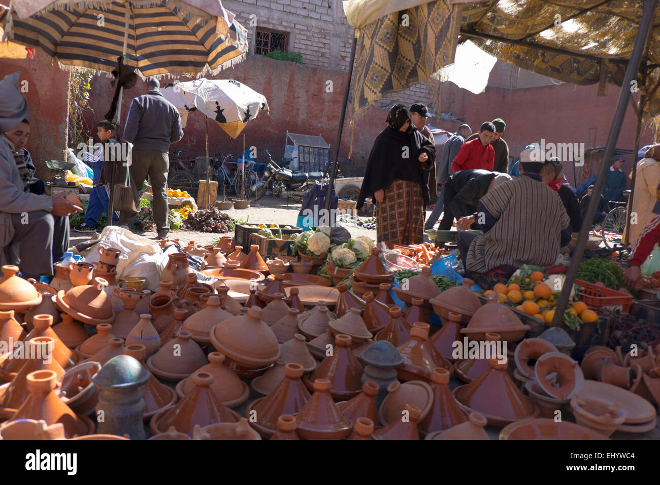 Terracotta Kochen Töpfe Stall, Medina, alte Stadt, Marrakesch, Marokko, Nordafrika Stockfoto