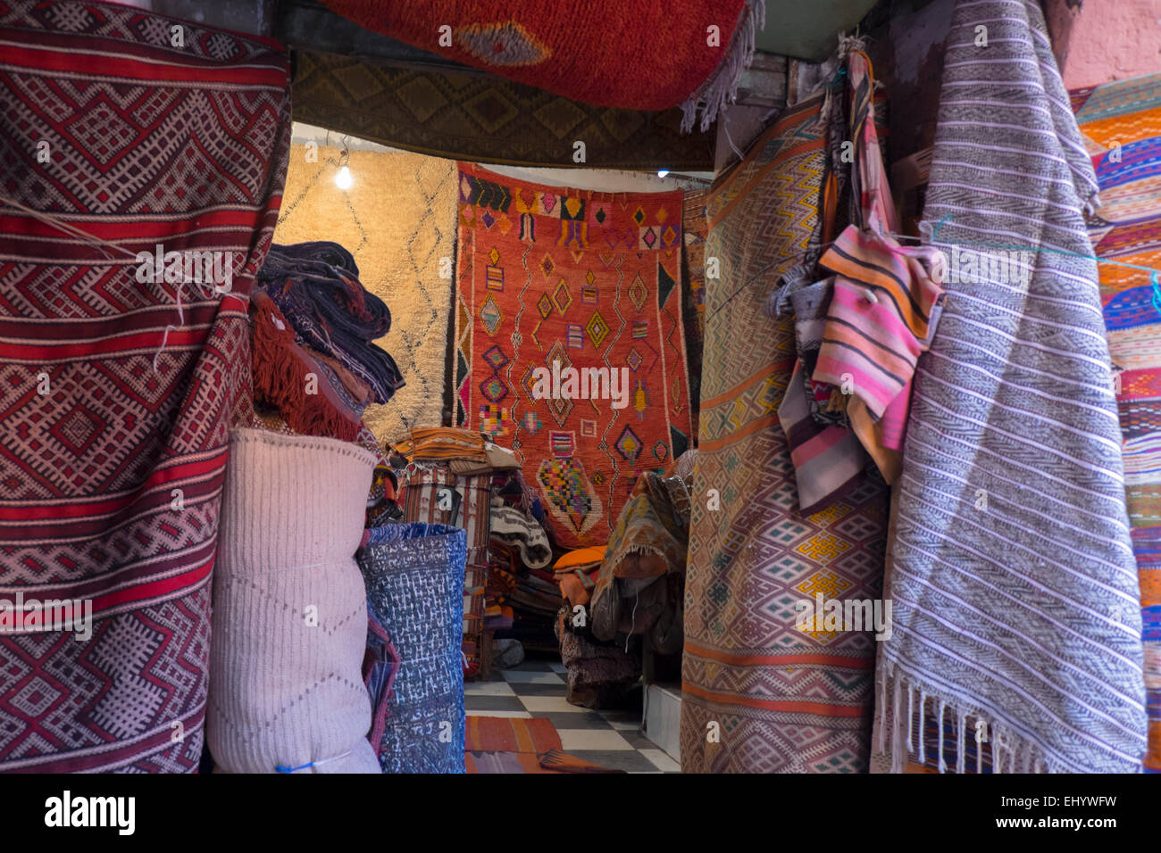 Traditionelle Berber Teppich stand, Medina, alte Stadt, Marrakesch, Marokko, Nordafrika Stockfoto