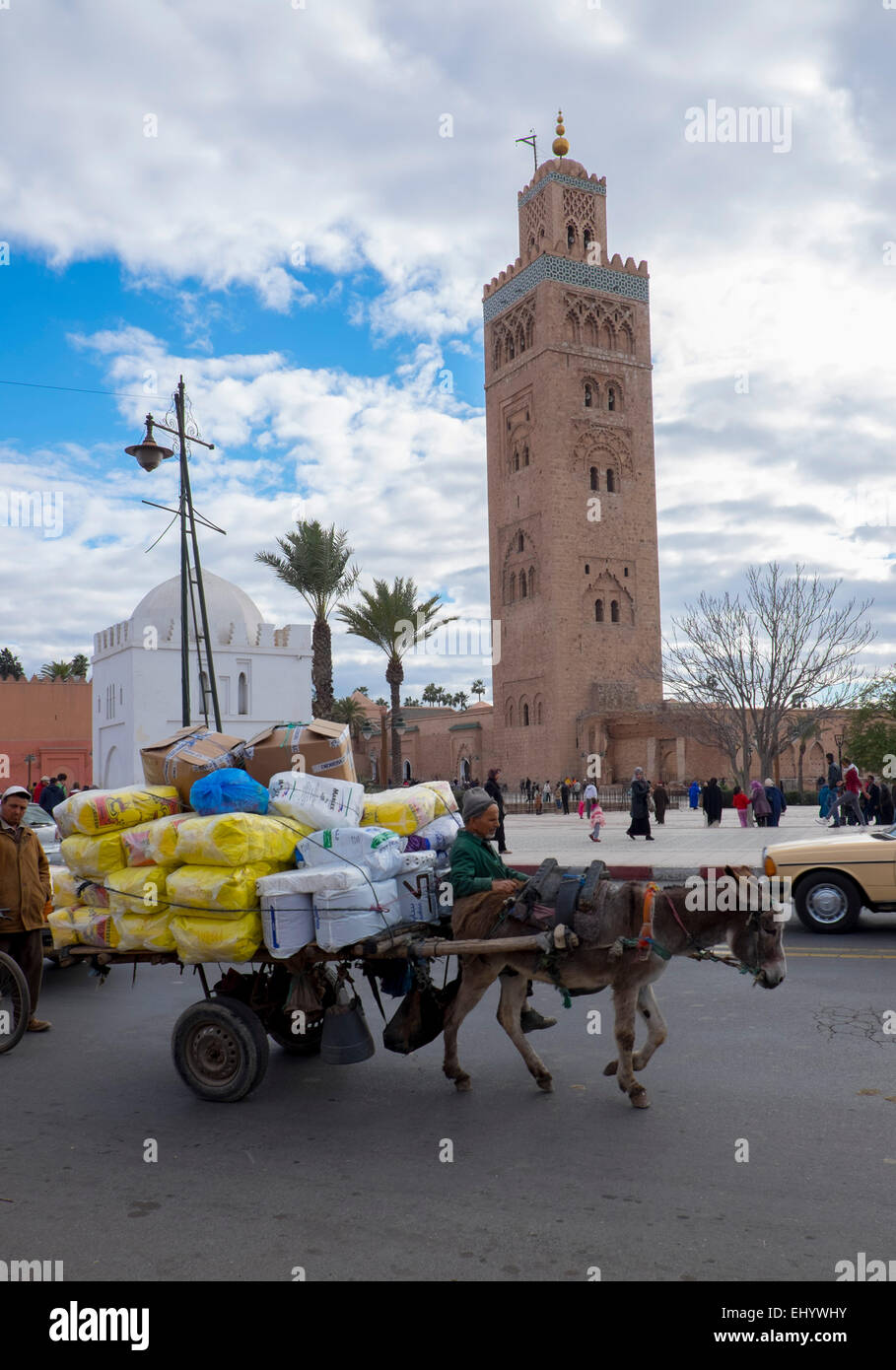 Esel und Wagen, die Koutoubia-Moschee, Marrakesch, Marokko, Nordafrika Stockfoto