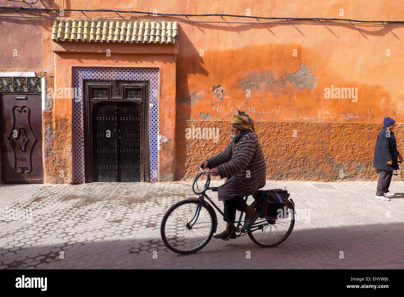 Mann in traditioneller Kleidung auf Fahrrad, Medina, alte Stadt, Marrakesch, Marokko, Nordafrika Stockfoto