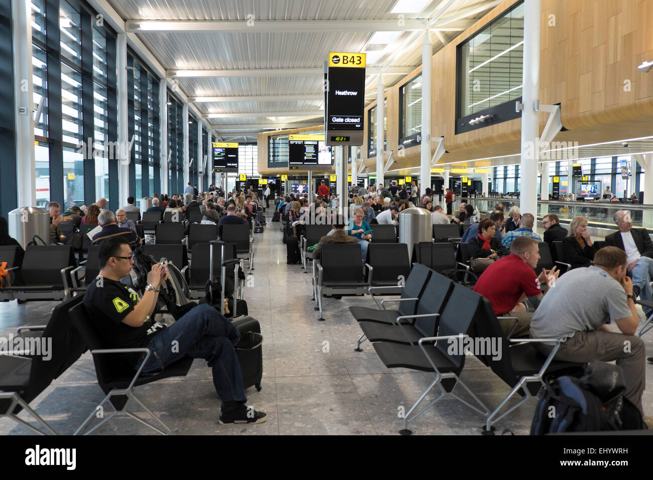 Passagiere in Heathrow Abflughafen Lounge, Terminal 3, größere London, UK Stockfoto