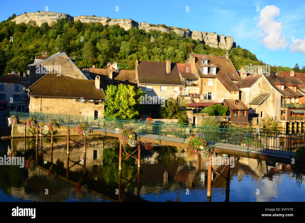 Frankreich, Europa, Jura, Loue, Gulch, Ornans, Franche-Comté, kleine Städte, historische, Fluss, Fluss, Tal, Felsen, Klippe, Brücke Stockfoto