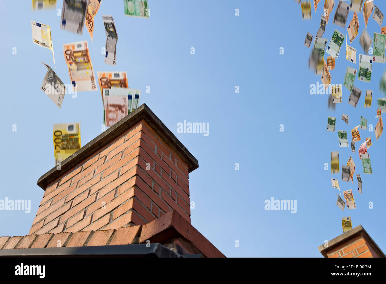 eine Menge von Euro fliegt durch den Schornstein Stockfoto