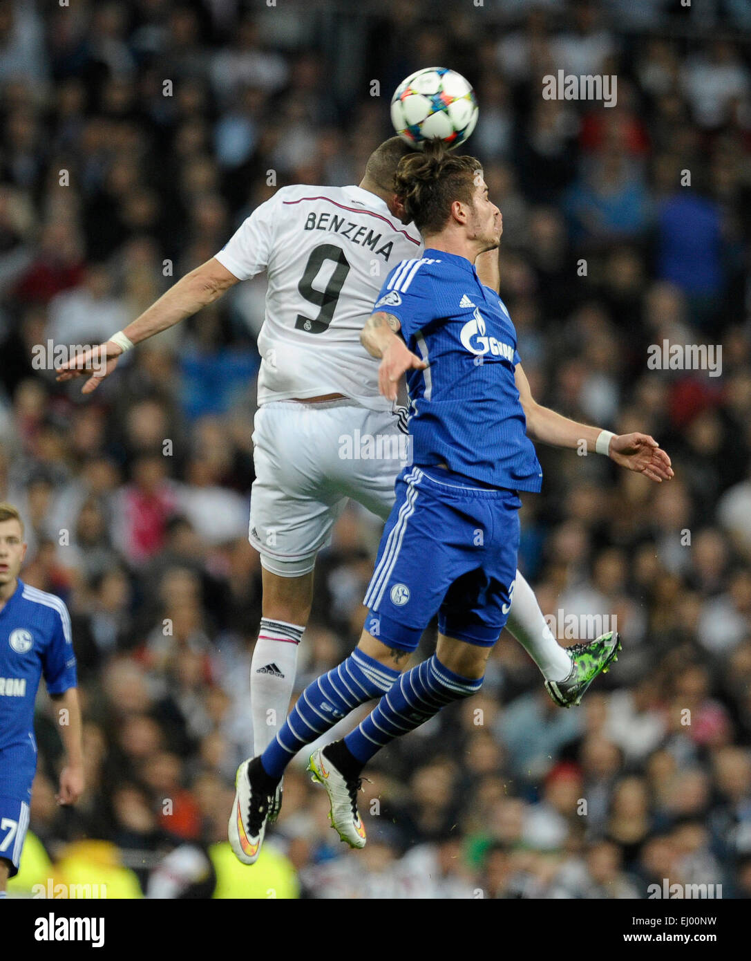 Estadio Santiago Bernabeu Madrid, Spanien, 10.3.2015, UEFA Champions League Saison 2014/2015, Real Madrid Vs FC Schalke 04---Karim Benzema (Madrid), Roman NeustŠdter (Neustädter, S04) Stockfoto