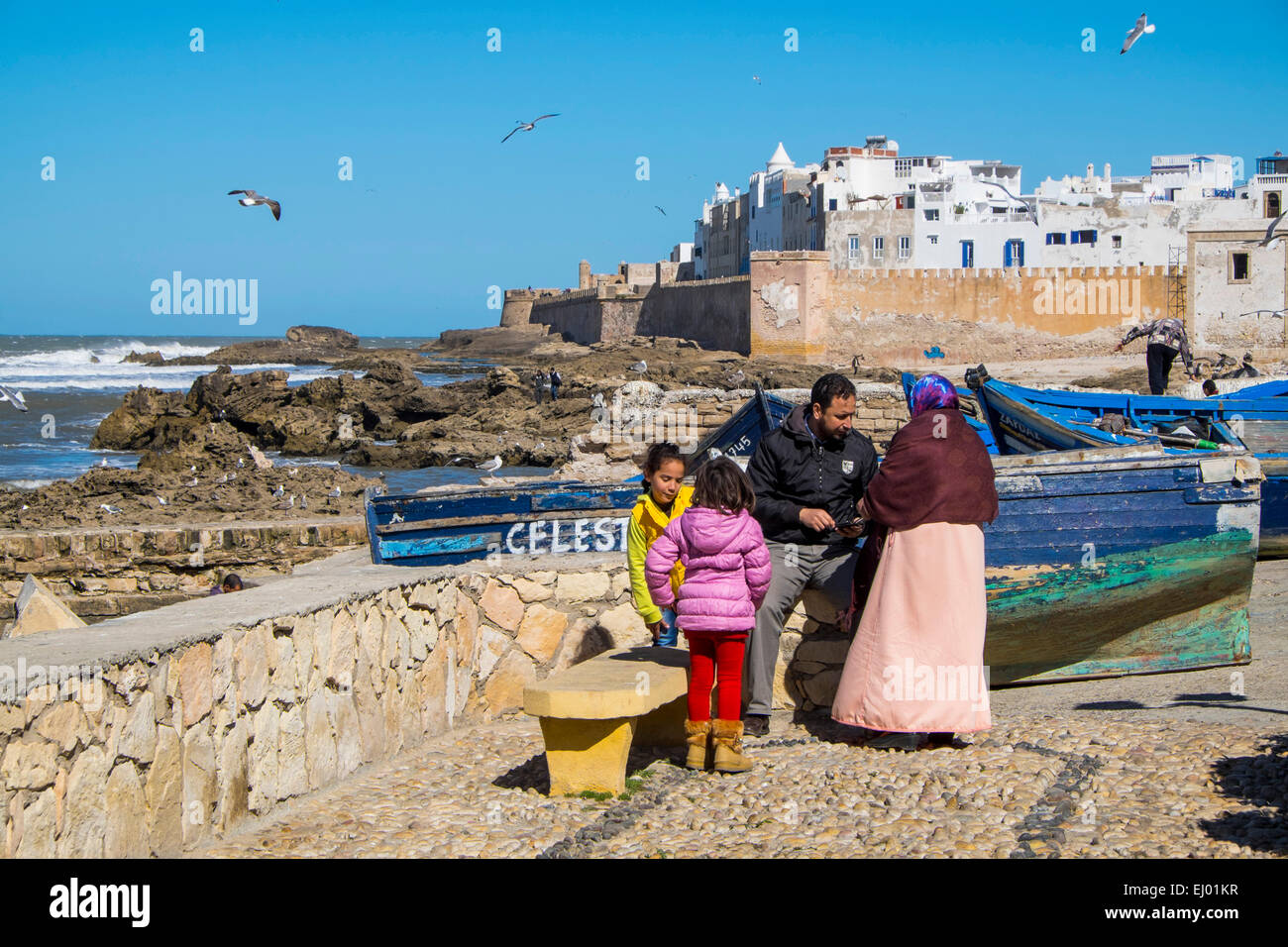 Familie mit Angelboote/Fischerboote vor den Wällen der alten Stadt Essaouira, Marokko, Nordafrika Stockfoto