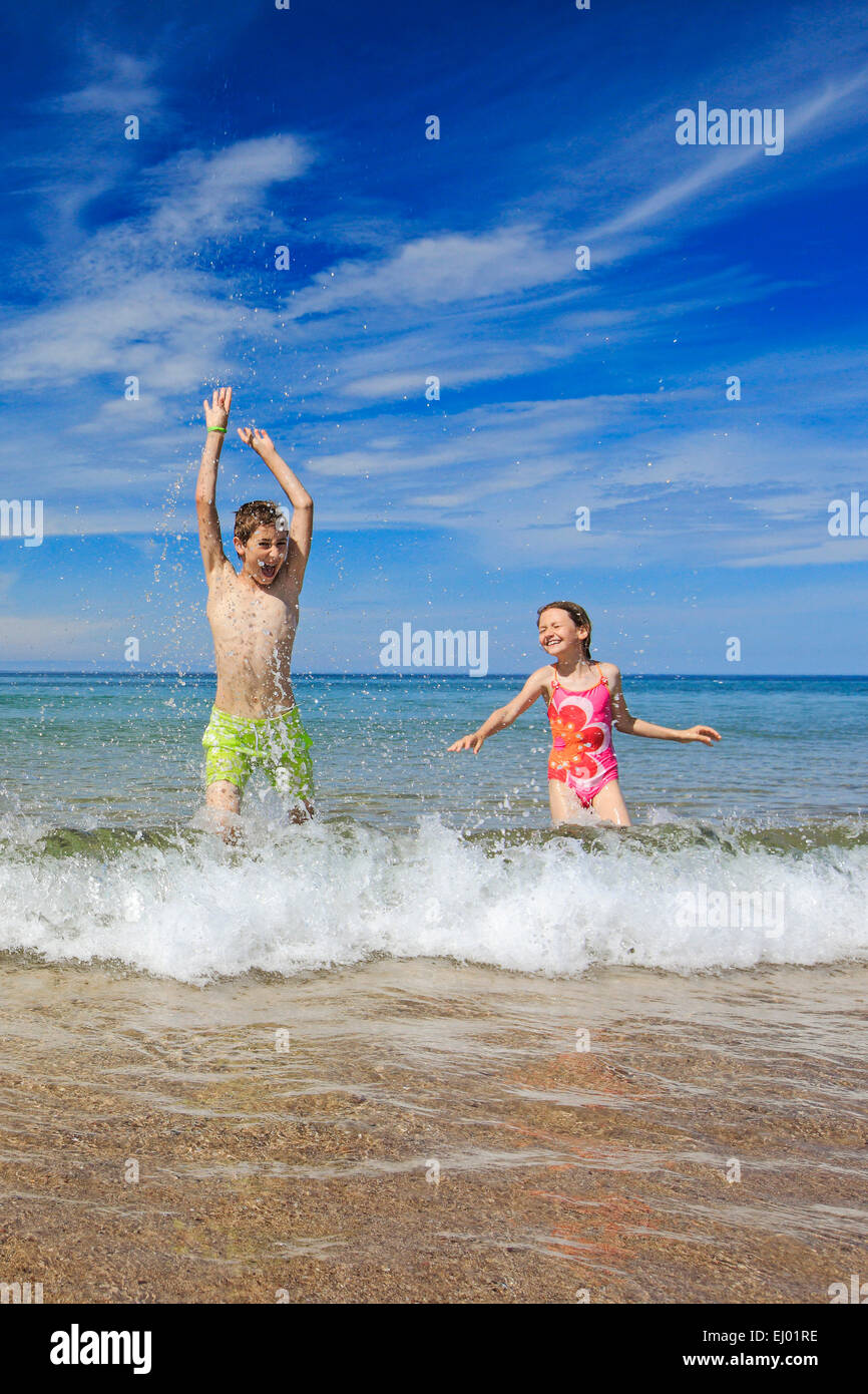 4 Aktivitat Schwimmen Badehose Badeanzug Freude Himmel Hande Jugendliche Junge Kinder Junge Kuste Meer Madchen Spass Witz Spiel Spor Stockfotografie Alamy