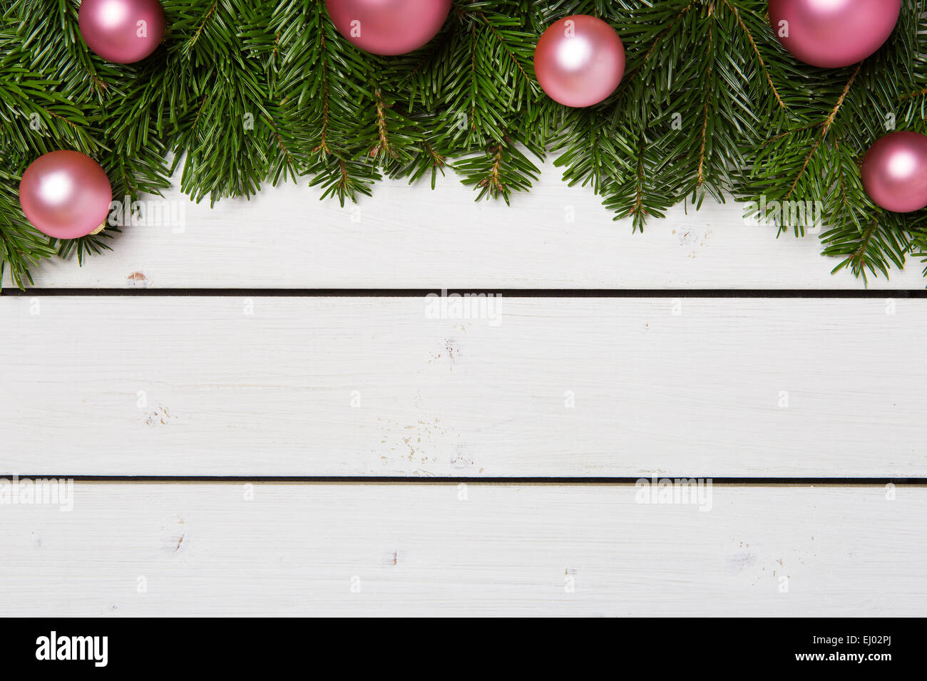 Weihnachts-Dekoration mit grüner Baum auf weißen Holzbohlen - Geschenk, Karte Stockfoto