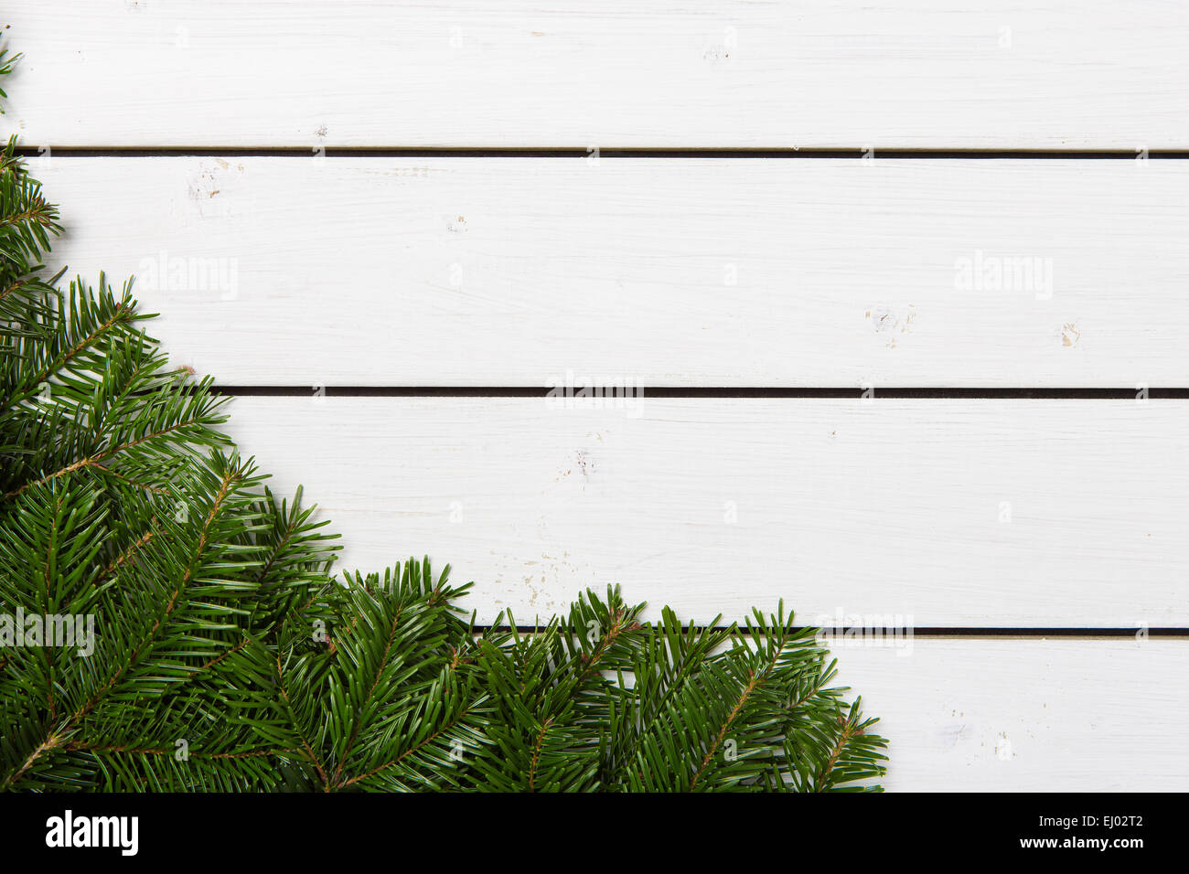 Weihnachts-Dekoration mit grüner Baum auf weißen Holzbohlen - Geschenk, Karte Stockfoto