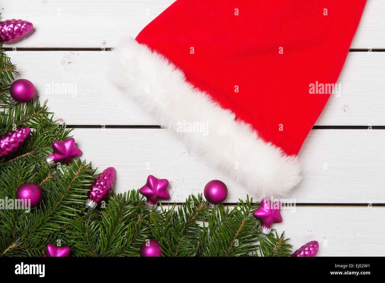 Weihnachts-Dekoration mit grüner Baum auf weißen Holzbohlen - Geschenk, Karte Stockfoto