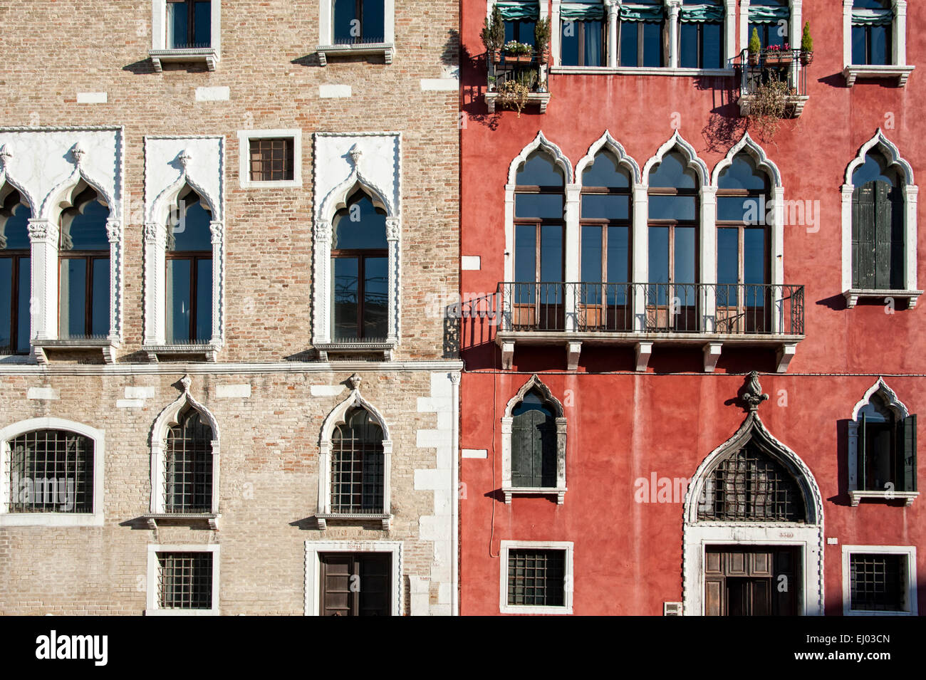 Venezianischen Stil Außenwände und Fenster. Stockfoto