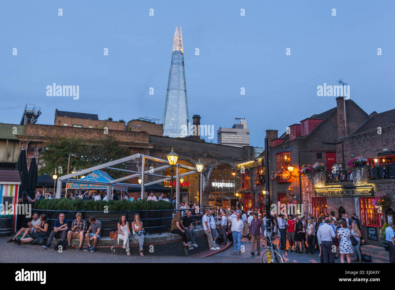 England, London, Southwark, Pub am Flussufer und die Scherbe Stockfoto