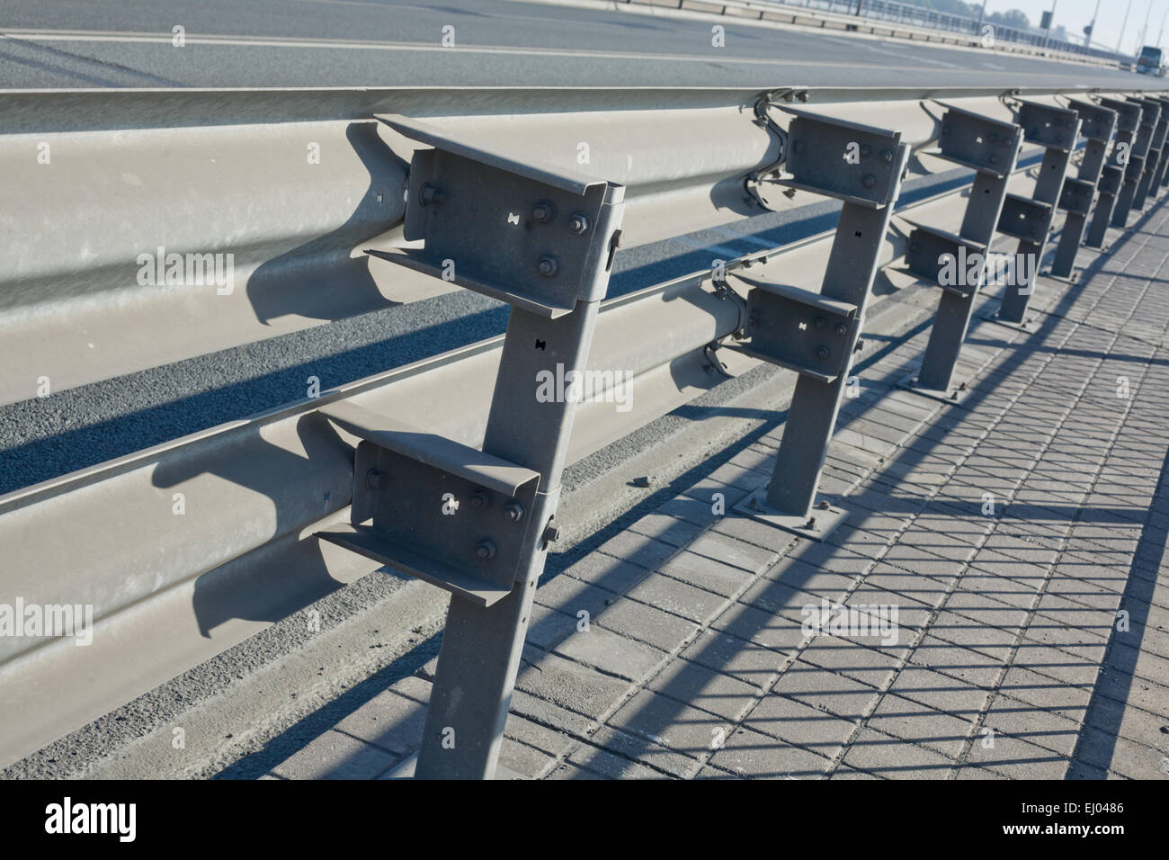 Doppelschiene wachen auf der Brücke Straße Stockfoto