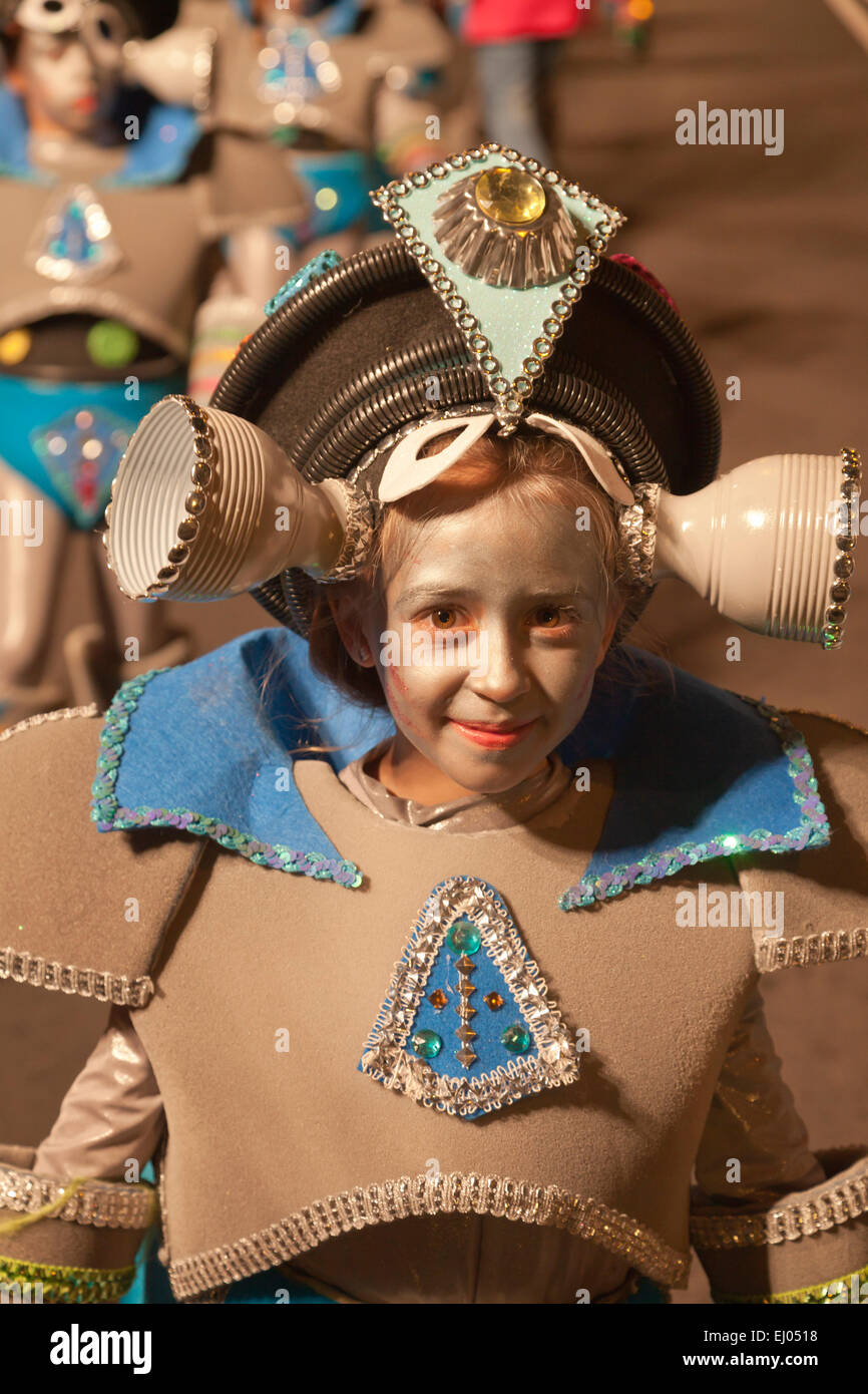 Kinder mit bunten Kostümen beim Karneval in Santa Cruz De Tenerife, Teneriffa, Kanarische Inseln, Spanien, Europa Stockfoto