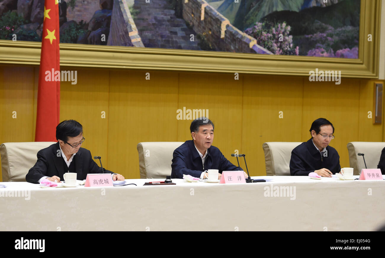 (150319)--Peking, März. 19, 2015 (Xinhua)--Chinese Vice Premier Wang Yang (C) spricht, während ein nationales Treffen auf die Bekämpfung der Verletzung von Rechten des geistigen Eigentums und die Herstellung und Vertrieb von gefälschte und minderwertige Ware in Peking, Hauptstadt von China, März. 18, 2015. (Xinhua/Xie Huanchi) (Wyl) Stockfoto