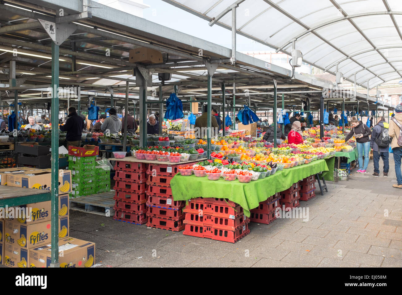 Obst- und Gemüsestände auf Birmingham Bull Ring Markt Stockfoto