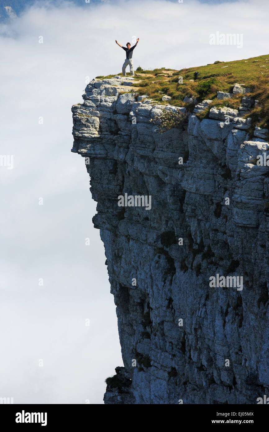 1, Abgrund, Aktivität, Bewegung, Creux du van, Klippe, Freiheit, Himmel, Jura, Mann, Mensch, Natur, Nebel, Kanton Neuenburg, Neuenburg Jura Stockfoto