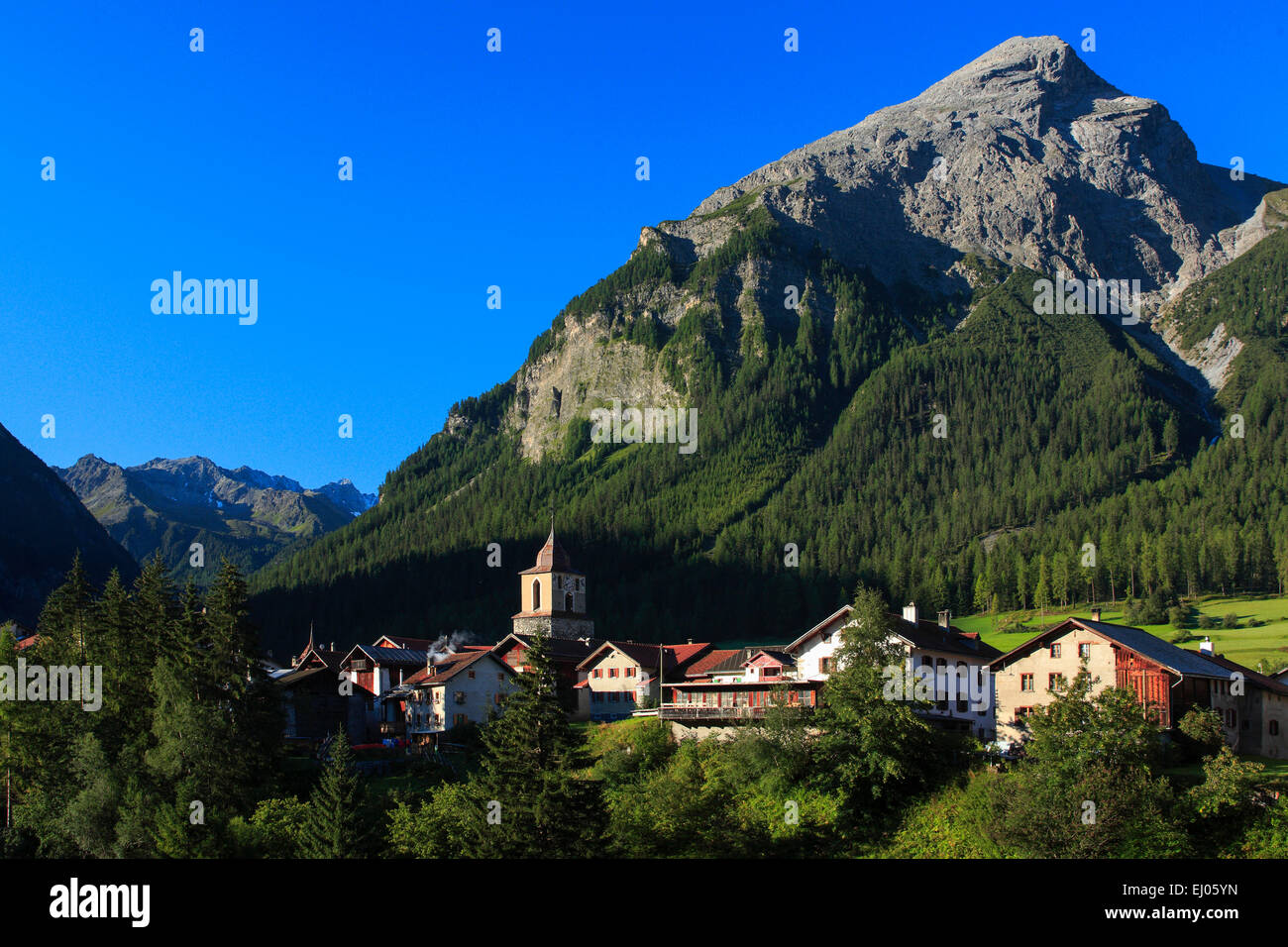 Alpen, Berge, Berg, Bergdorf Bergün, Bravuogn, Dorf, Berge, Graubünden, Graubünden, Kirche, Kirchturm, Eastern Stockfoto