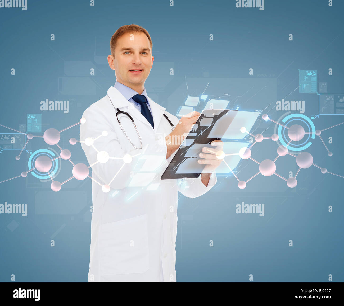 lächelnde männlichen Arzt mit Zwischenablage und Stethoskop Stockfoto
