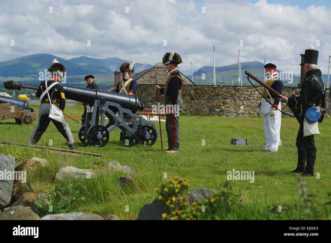 Kanone abfeuern, Anglesey Husaren, Fort Belan, Caernarfon, Gwynedd Stockfoto