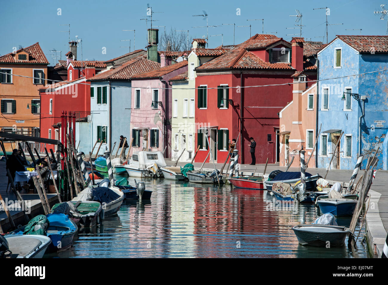 Bunte HŠuser ein Einem Kanal Auf Burano. Stockfoto