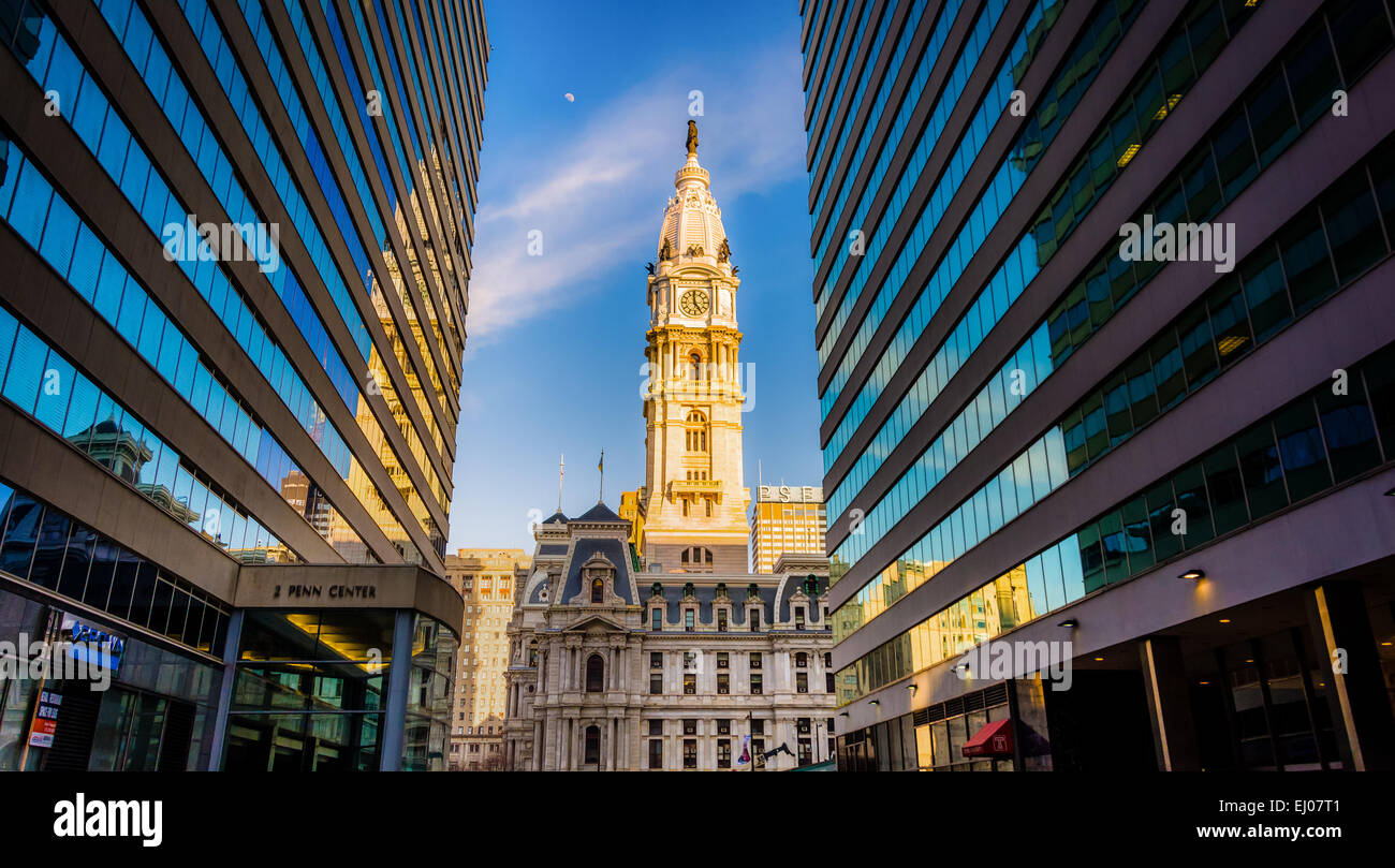 Wolkenkratzer und Abendlicht am Rathaus in der Innenstadt von Philadelphia, Pennsylvania. Stockfoto