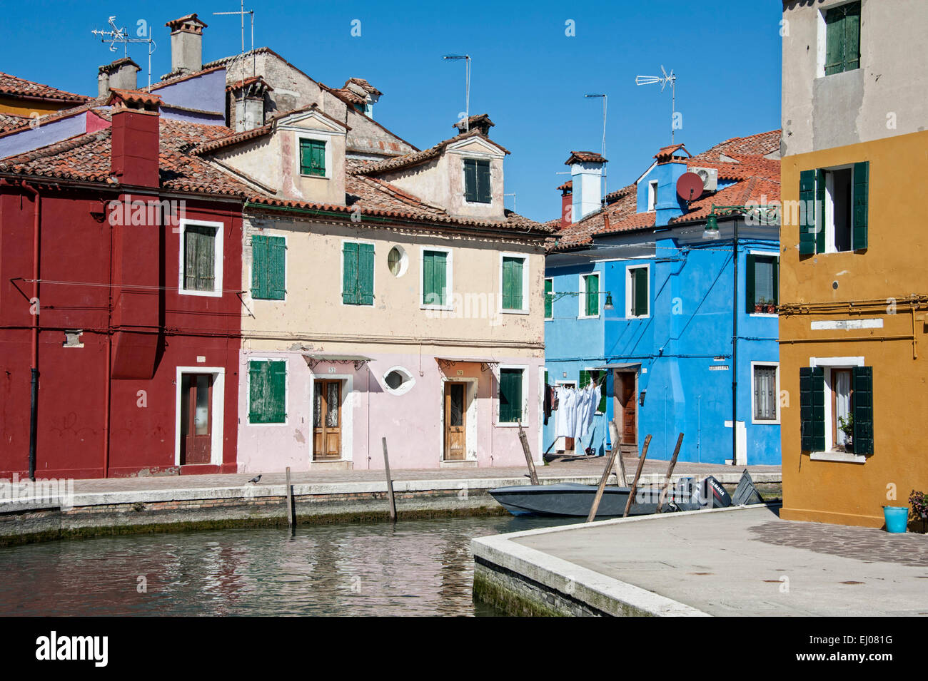 Bunte HŠuser ein Einem Kanal Auf Burano. Stockfoto