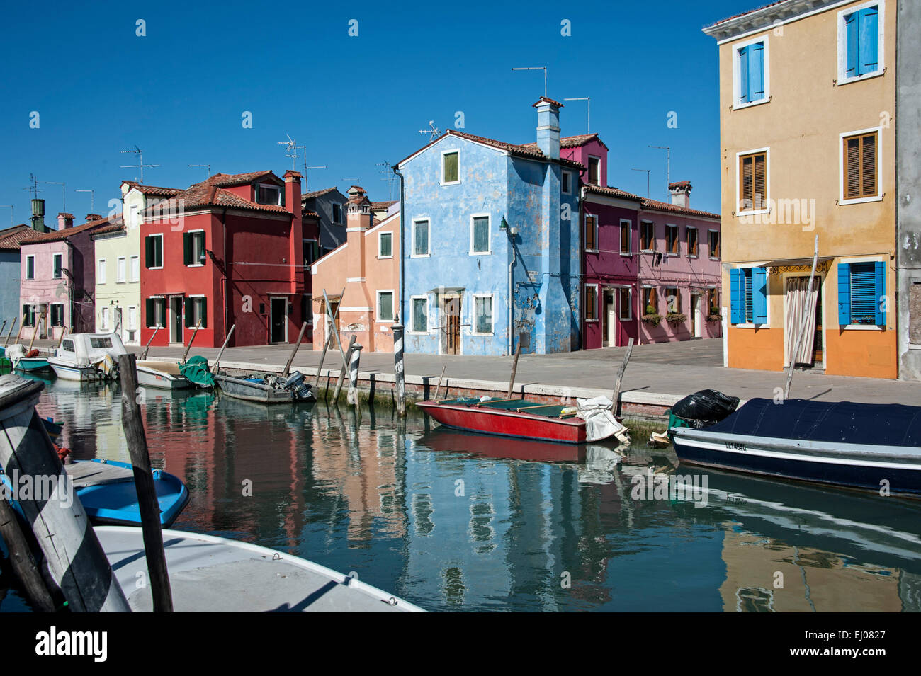 Bunte HŠuser ein Einem Kanal Auf Burano. Stockfoto