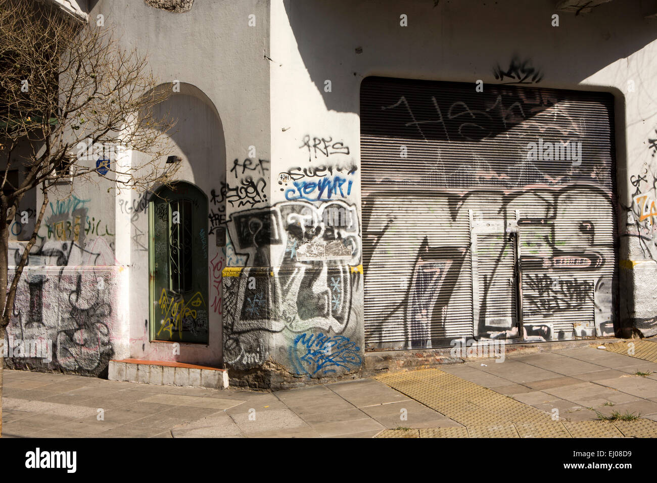 Argentinien, Buenos Aires, Almagro, Pringles, Haustür und Fensterläden in Graffiti bedeckt Stockfoto