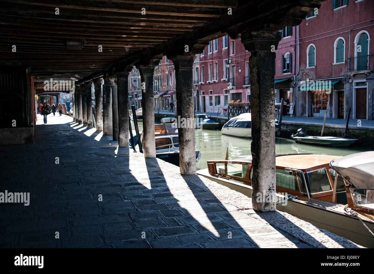 Alte SŠulen ein Einem Kanal Auf Murano. Stockfoto
