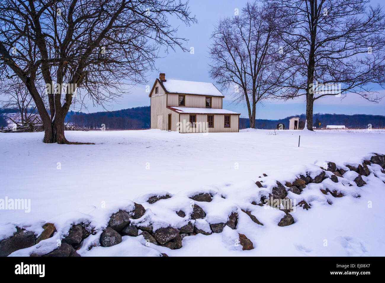 Kleines Haus in einem schneebedeckten Feld in Gettysburg, Pennsylvania. Stockfoto