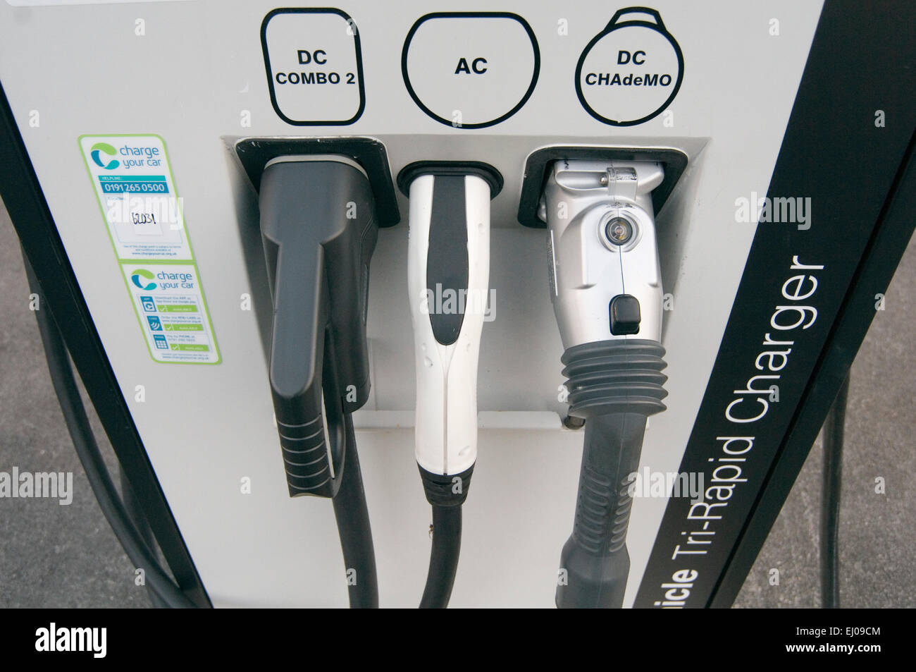Elektro-Auto Autos aufladen Punkt laden kostenlos Stecker Steckdose  Steckdosen aufladen Batterien Stromkabel Kabel einstecken Stockfotografie -  Alamy